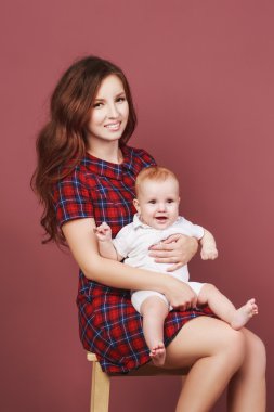 Anne ve oğlu sandalyenin üzerinde