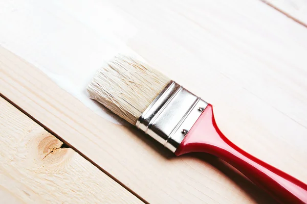 Varnishing a wooden shelf — Stock Photo, Image