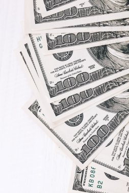 Ahşap masa üzerinde para