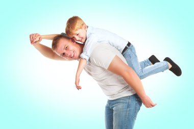 Baba oğluyla oynuyor.