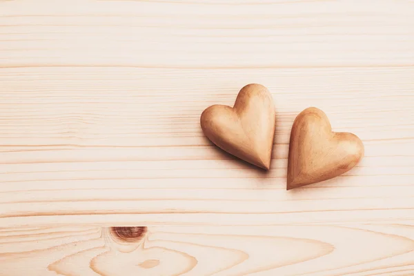Два дерев'яних серця — стокове фото