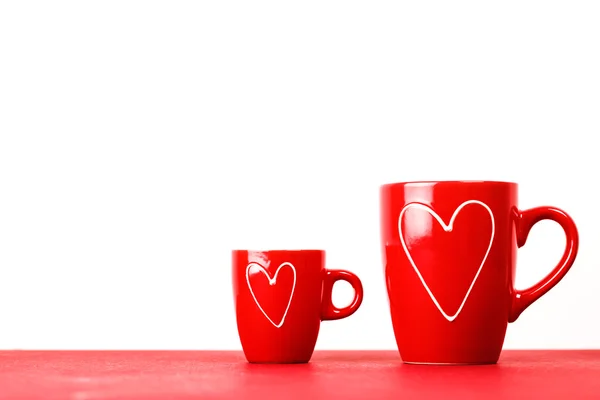 Twee rode kopjes thee of koffie met hart — Stockfoto