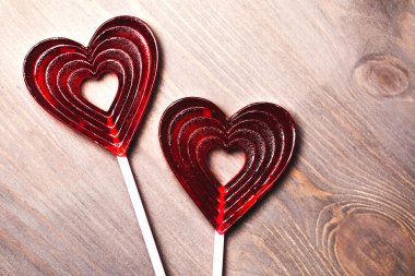 Kırmızı kalp şeklinde lolipop