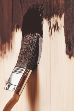 Ahşap boya fırça ile boyama