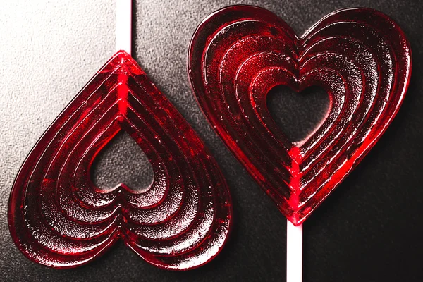 Червоні форми серця льодяники — стокове фото