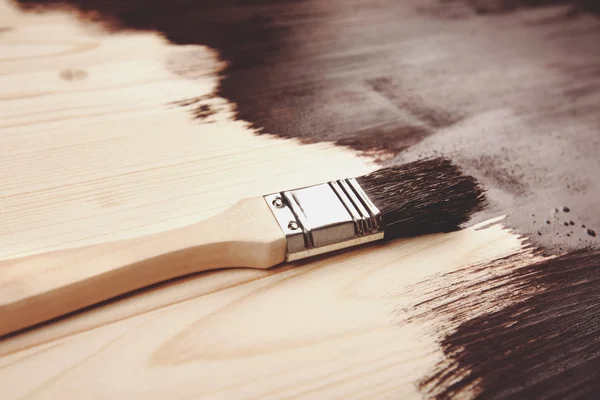 Фарбування деревини пензлем — стокове фото