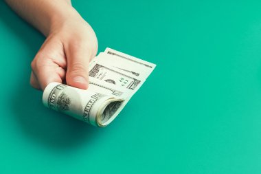 Elleri ile para vermek