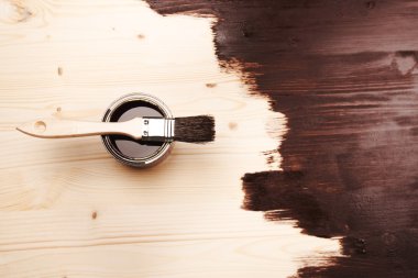 Ahşap zemin üzerine fırça ile boya olabilir