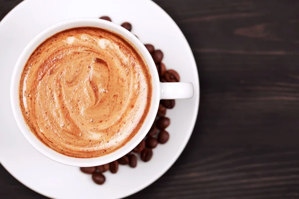 Tasse Cappucino mit Schaum, Nahaufnahme. — Stockfoto