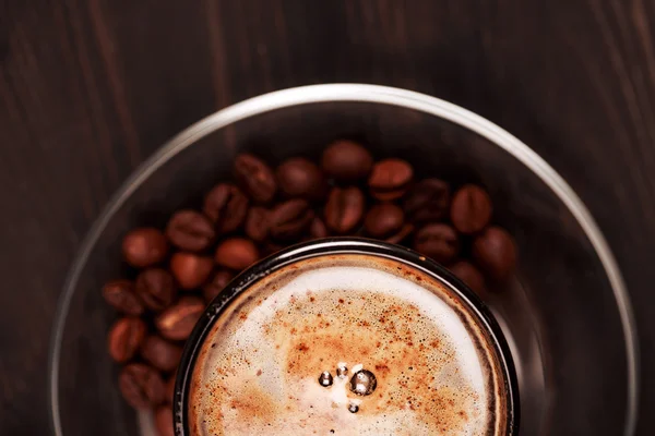 Tasse Cappucino mit Schaum, Nahaufnahme. — Stockfoto