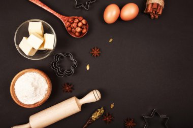 Malzemeler ve yemek pişirmek için mutfak gereçleri