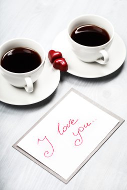 İki bardak kahve ve kalp şeklinde tatlılar