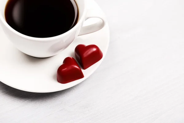 カップ コーヒーと心の形のお菓子 — ストック写真