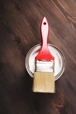 Fırça ve bir açılan kutu
