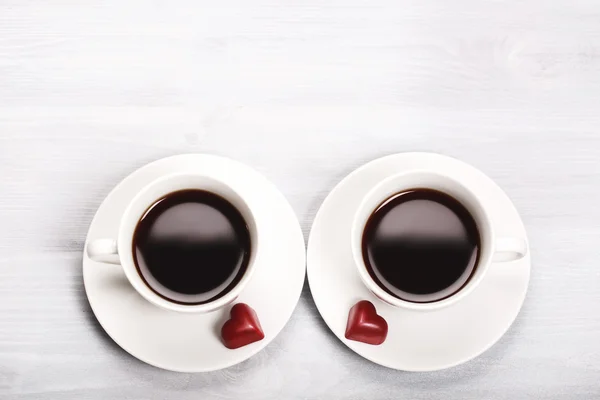 Due tazze di caffè e dolci a forma di cuore — Foto Stock