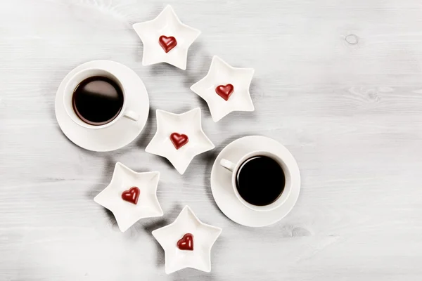 2 杯のコーヒーと心の形のお菓子 — ストック写真