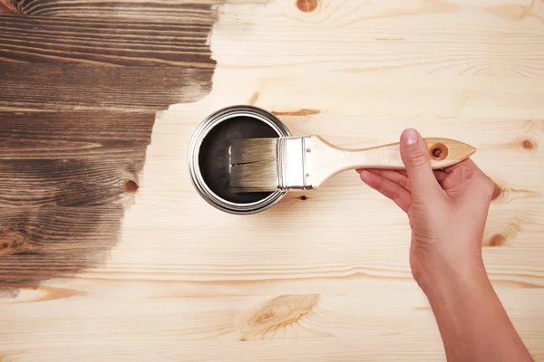 Hand schilderij op houten tafel — Stockfoto