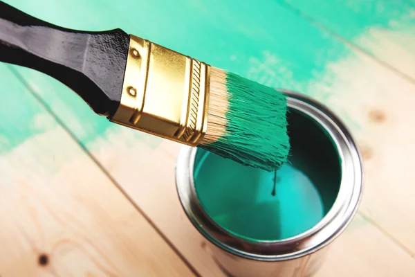 Varnishing a wooden shelf using paintbrush — Stock Photo, Image