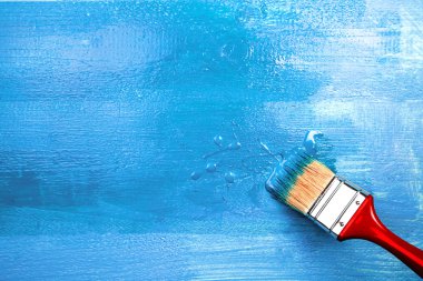 Fırça kullanarak bir ahşap raf vernikleme