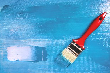 Fırça kullanarak bir ahşap raf boyama