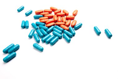 Çok renkli hapları izole