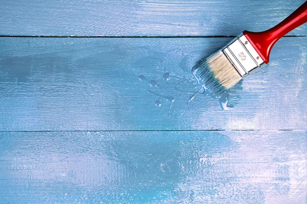 Pintura de un estante de madera con pincel —  Fotos de Stock