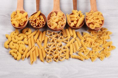 Tahta kaşıklar içinde yalan makarna farklı türleri