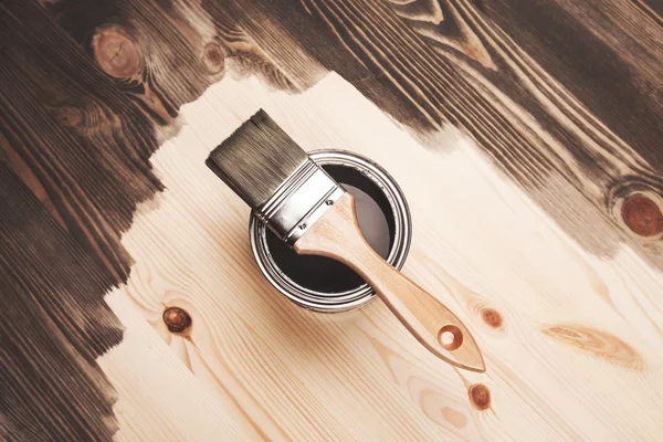 Pincel de pintura na lata — Fotografia de Stock