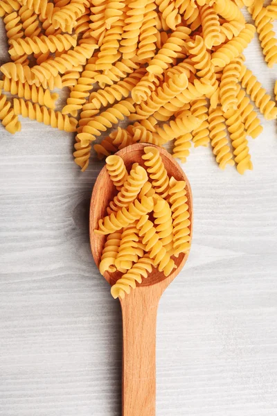 Pasta italiana Fusilli acostada en cuchara de madera — Foto de Stock