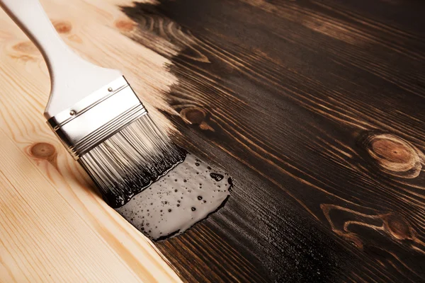 Varnishing natural wood — Stock Photo, Image