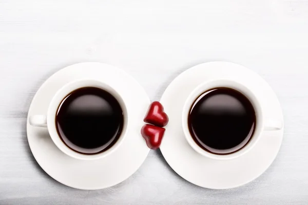 Duas xícaras de café e doces em forma de coração — Fotografia de Stock