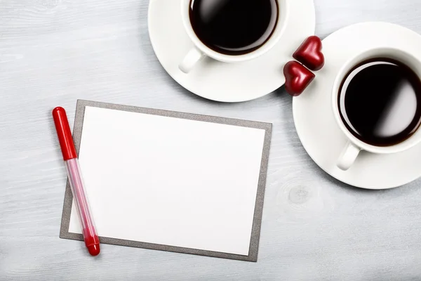 Deux tasses de café et de bonbons en forme de coeur — Photo