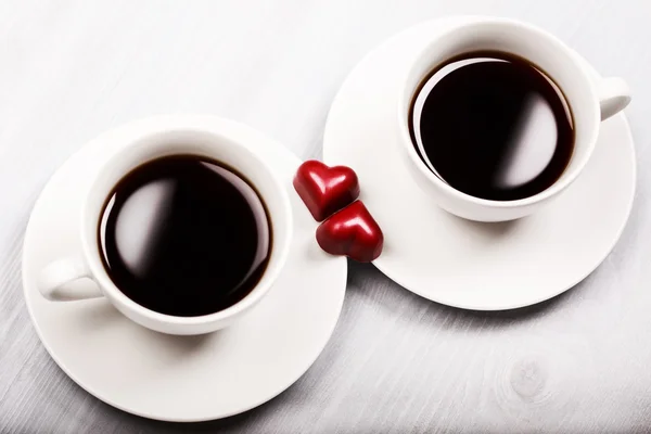 Due tazze di caffè e dolci a forma di cuore — Foto Stock