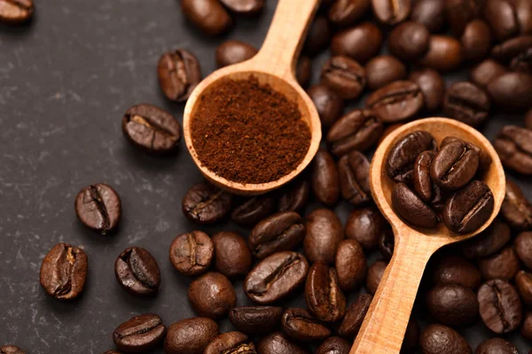 Kaffee unter zwei Bedingungen: gemahlen und Bohnen — Stockfoto