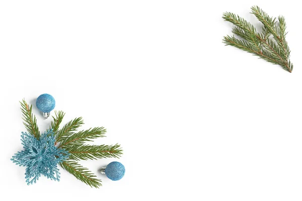 Firavun ağacı dalı, mavi parıltılı toplar ve çiçek ya da beyaz arka planda yıldız. İzole edilmiş. Kopyalama alanı olan üst görünüm. Düz yatıyordu. Noel arkaplanı ya da kartpostal. Yeni yıl kavramı.