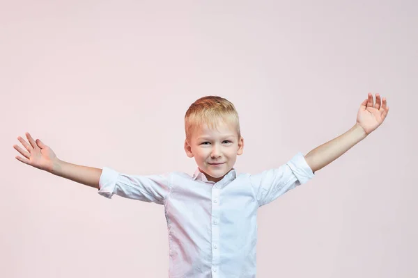 Sevimli küçük çocuk ellerini yana atıyor..