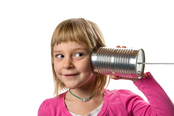Девочка с оловянным телефоном - слушание — стоковое фото