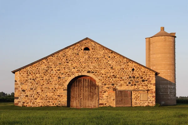 Granero de piedra - Edificio rural retro —  Fotos de Stock