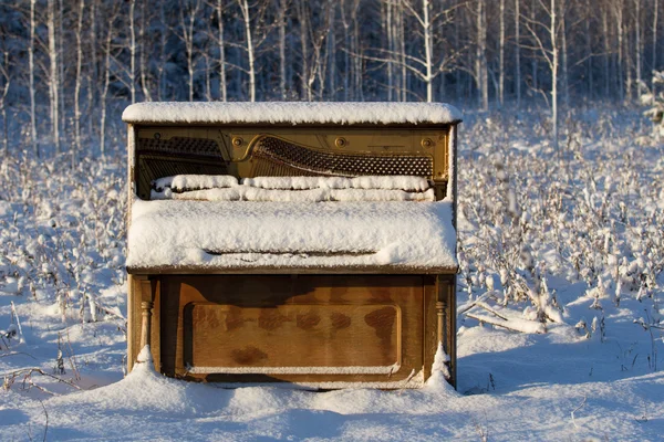 Piano abandonado no campo de inverno — Fotografia de Stock