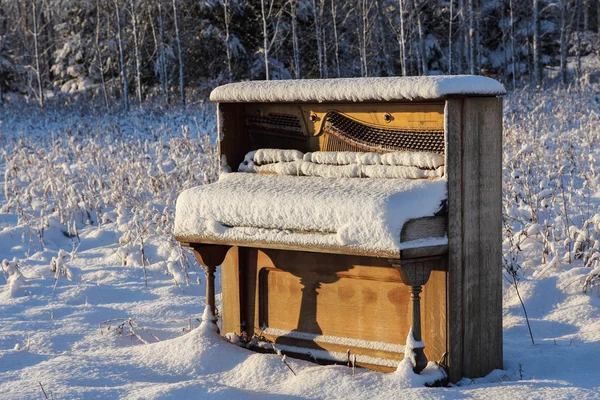 Piano övergiven i vinter fält — Stockfoto