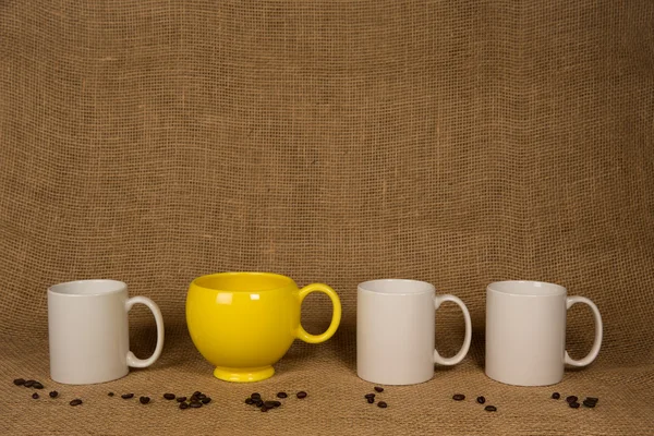 Kaffekopp bakgrund - unik mugg och bönor — Stockfoto