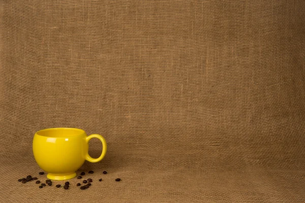 커피 머그잔 배경-노란 얼굴 및 콩 — 스톡 사진