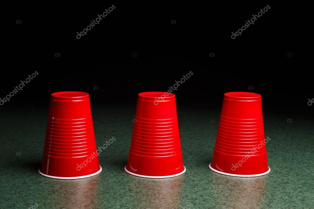 Игра три стакана. Угадай в каком стаканчике. Стакан воды. Игра в наперстки. Угадай в каком стаканчике.