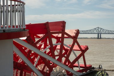 New Orleans - Paddlewheel, nehir ve köprü