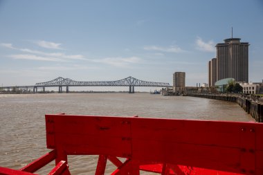 New Orleans - Paddlewheel, köprü ve Binalar