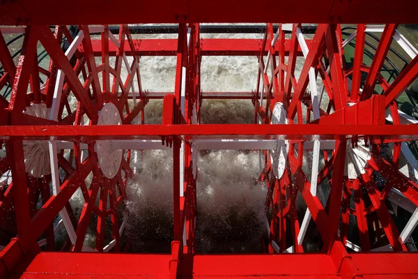 Nova Orleães - Roda de remo vermelha em movimento — Fotografia de Stock