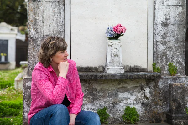 Woman at Cemetery — Stock Photo, Image