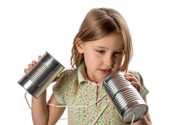 Teneke kutu, dize telefon - kızla kablosunu prize karışık