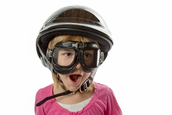 Готовый к чему-либо - девочка со шлемом и изумленными взглядами — стоковое фото