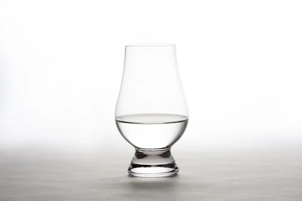 Votka bir kristal cam tatma — Stok fotoğraf